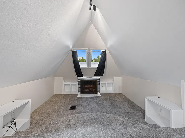 Thomas Logan Apartments — Photo 6