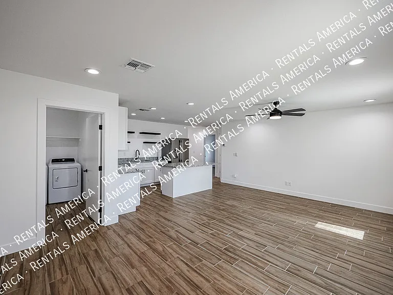 526 S Crismon Rd — Photo 7