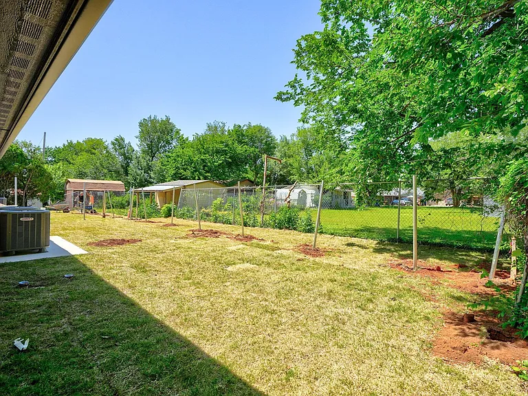 213 W Thatcher St — Photo 22
