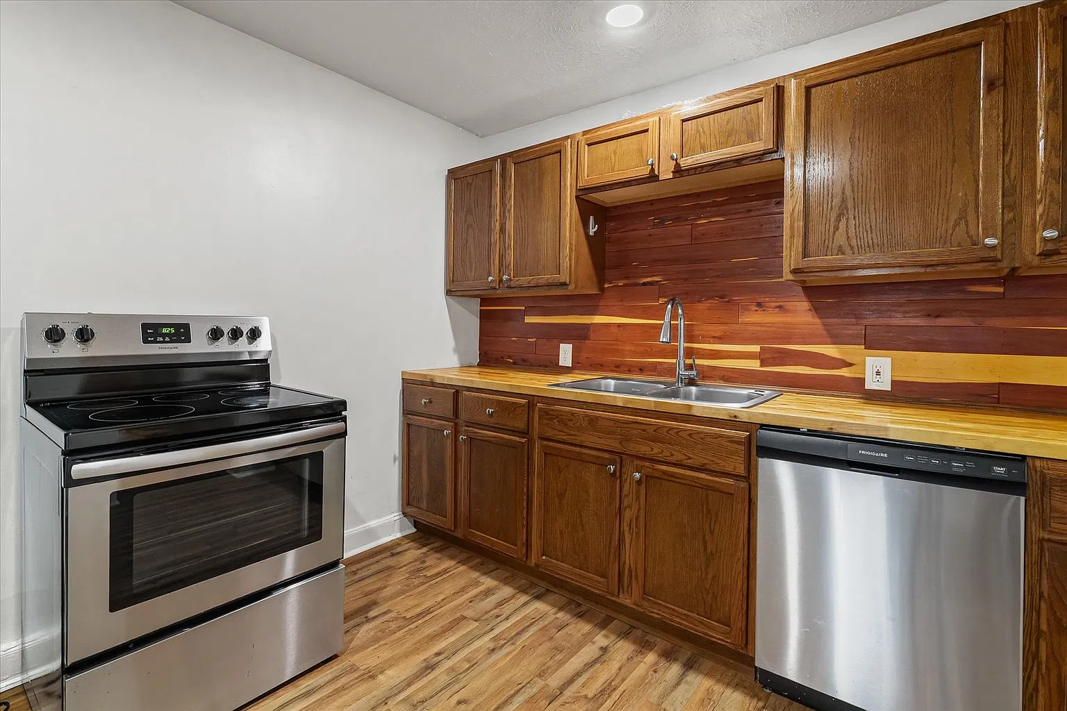3 bed, 1030 sqft, $1,700 — Photo 2