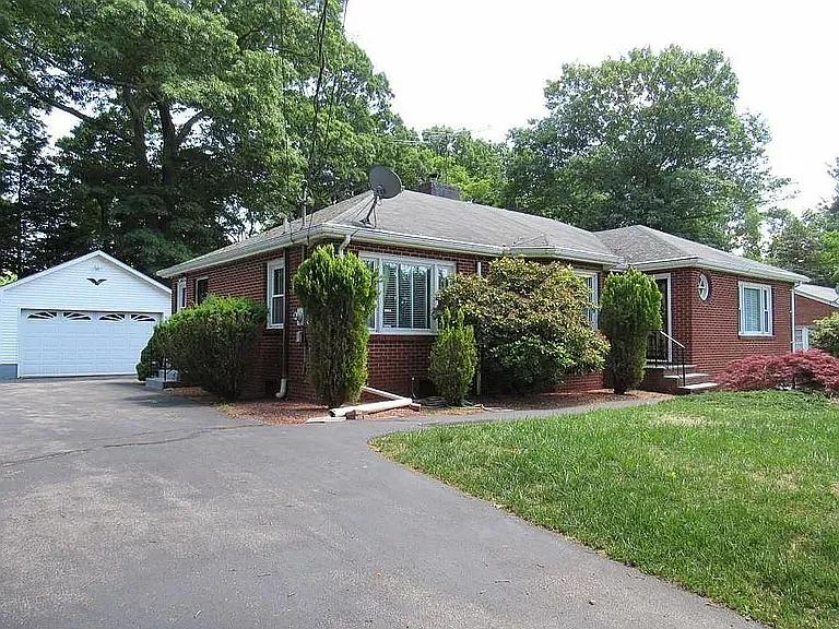 8 Round Lake Ave — Photo 1