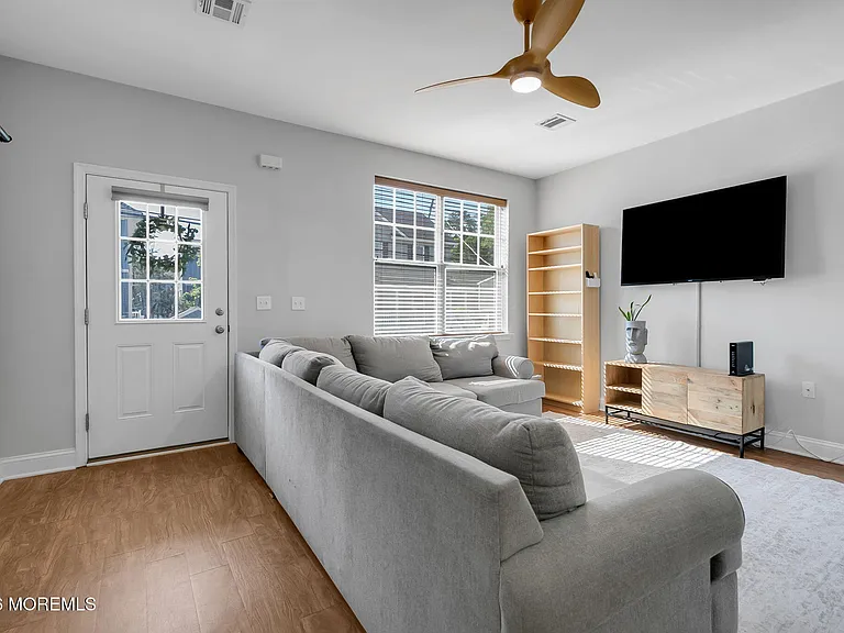88 Seadrift Ave — Photo 2