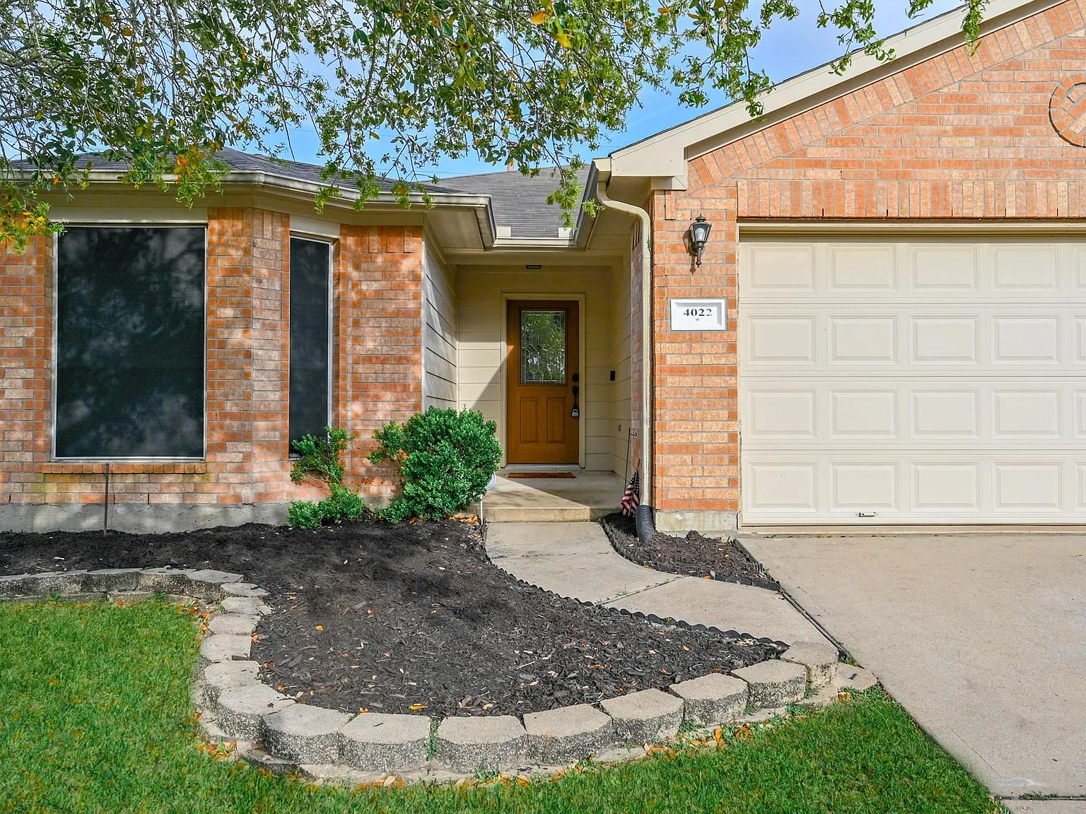 3 bed, 2.0 bath, 1749 sqft, $1,900 — Photo 4