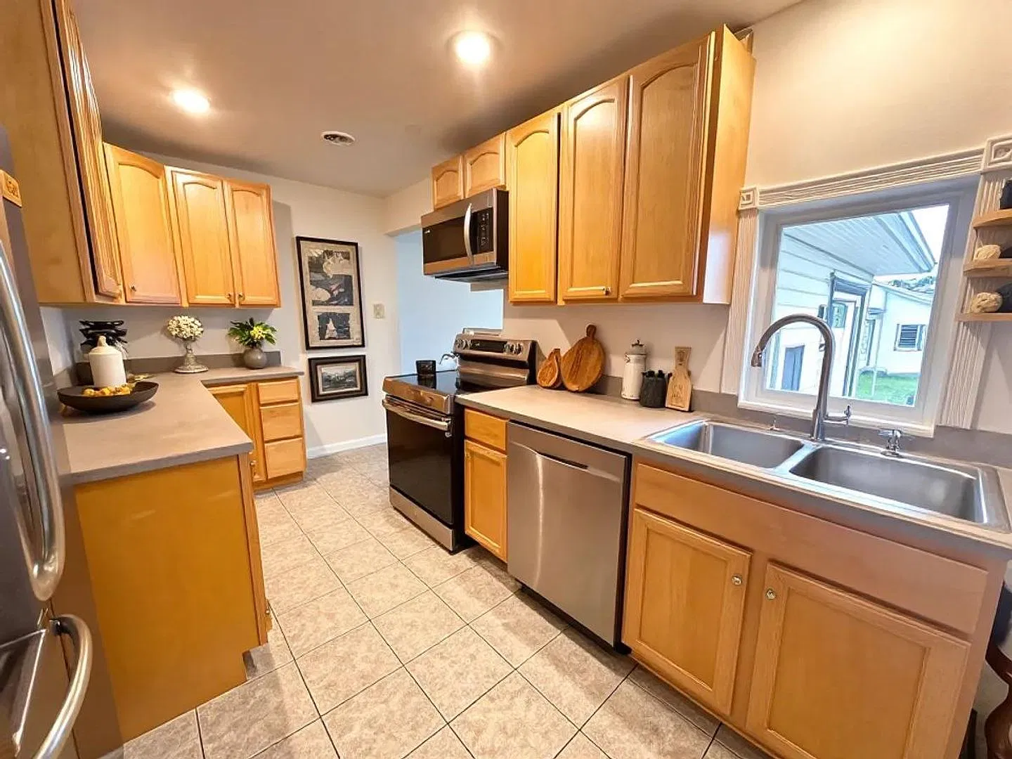 2 Bedroom w/ Bonus Room in York! — Photo 4