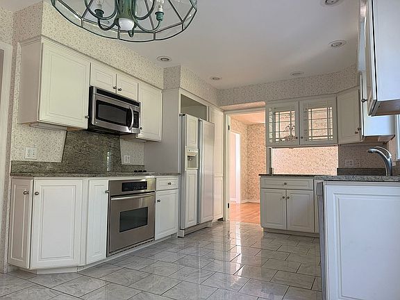 5th image of 20 Oakwood Dr