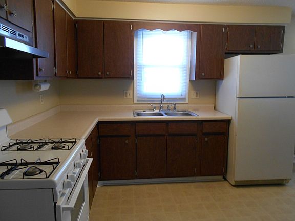 4th image of 1208 Peacock Ln