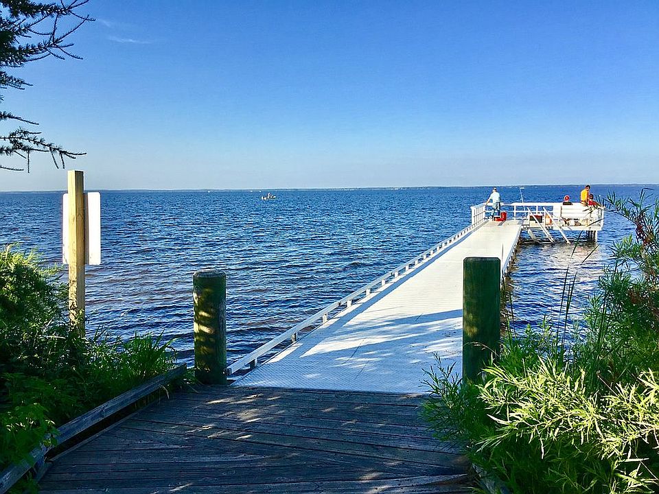 Lake is only a 5 min drive!