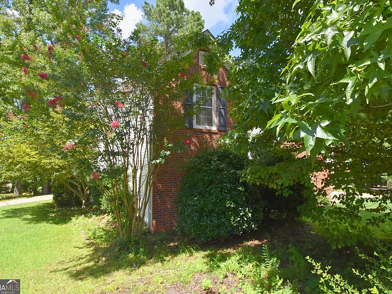 147 S Fairfield Dr — Photo 2