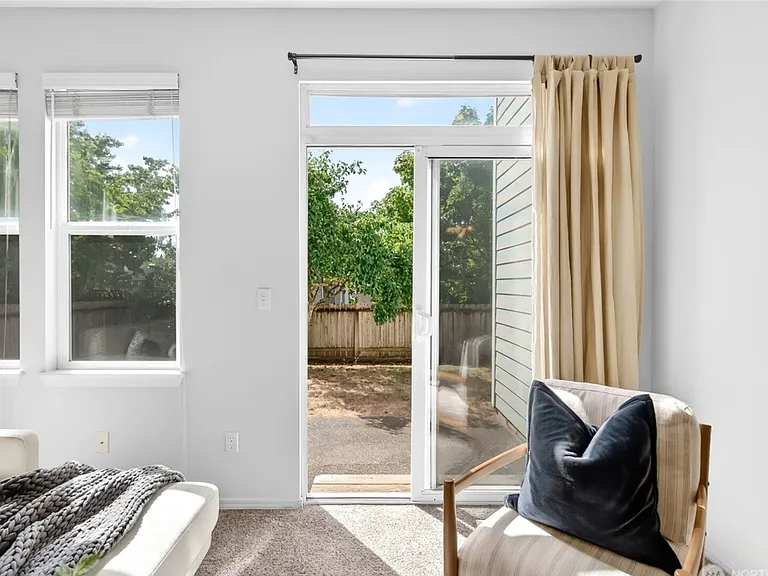 24011 SE 21st St — Photo 5