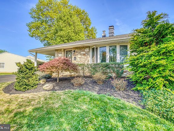 2nd image of 225 Diane Ave
