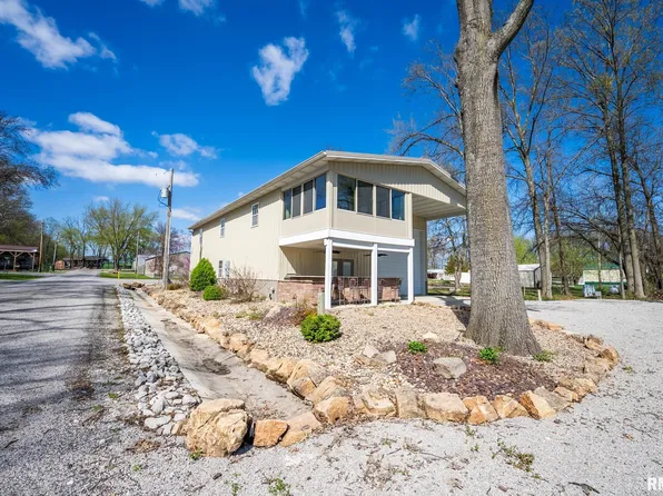 19820 Oak Dr, Carlyle, IL 62231