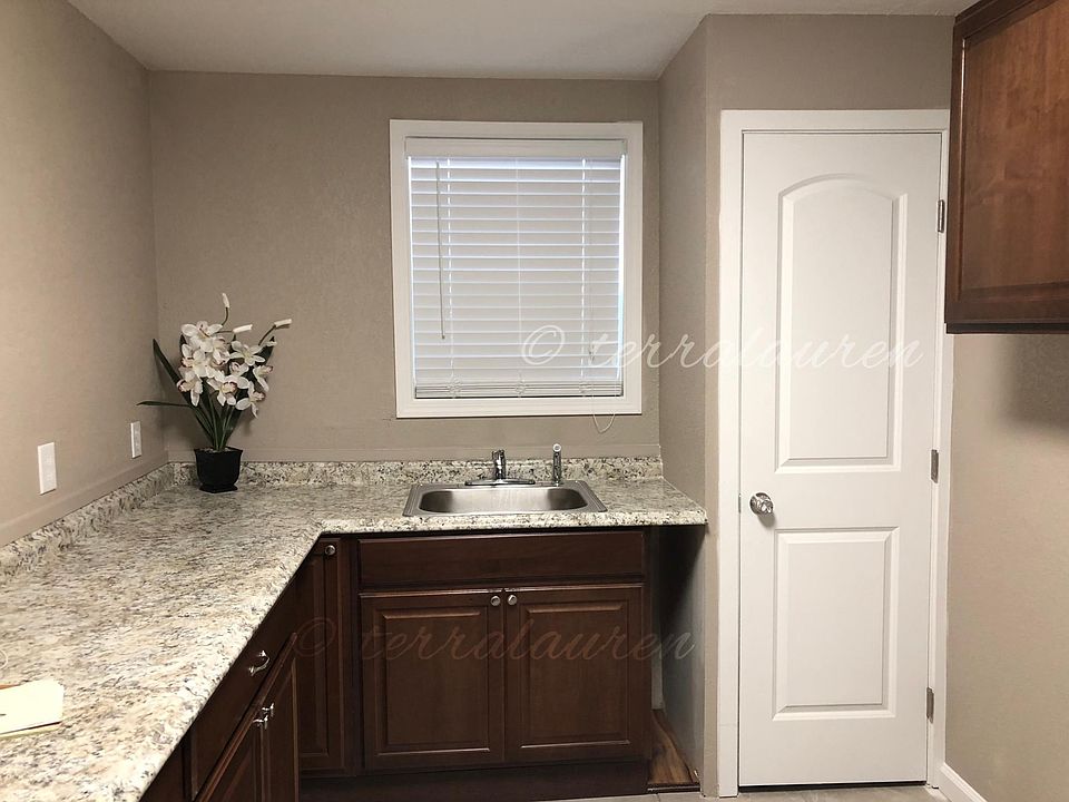 Kitchen sink area