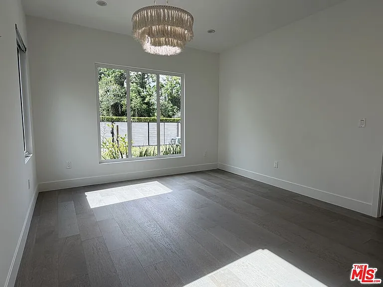 15122 Morrison St — Photo 11