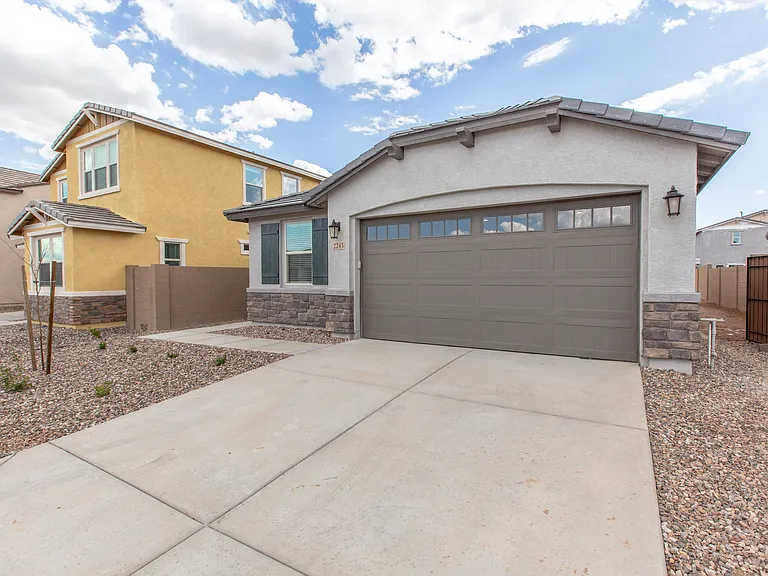 2243 E Ridgewood Ln — Photo 3