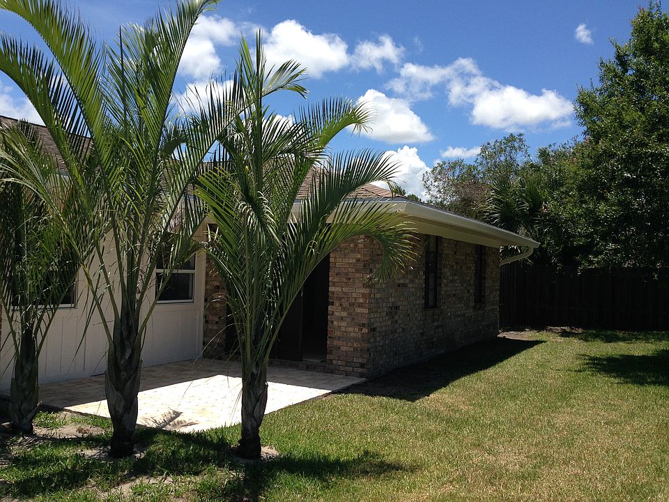 Fenced rear yard