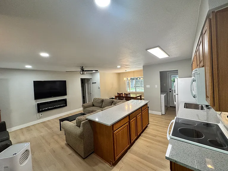 2959 S Elm St — Photo 5
