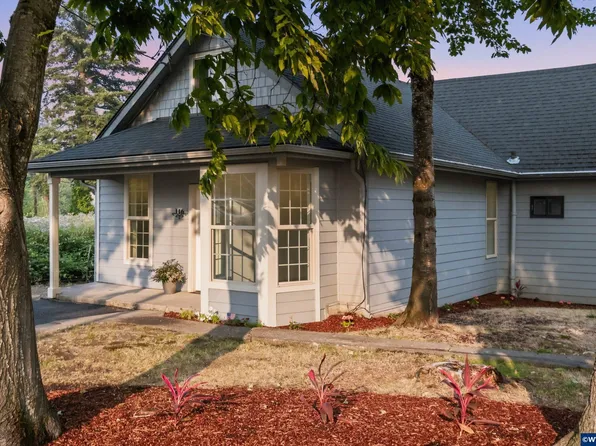 146 D St, Woodburn, OR 97071