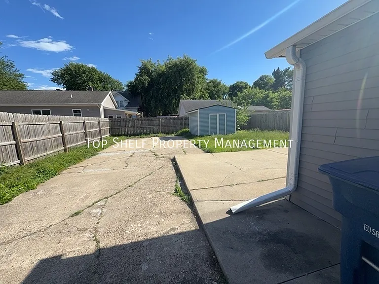 915 E Washington Ave — Photo 10