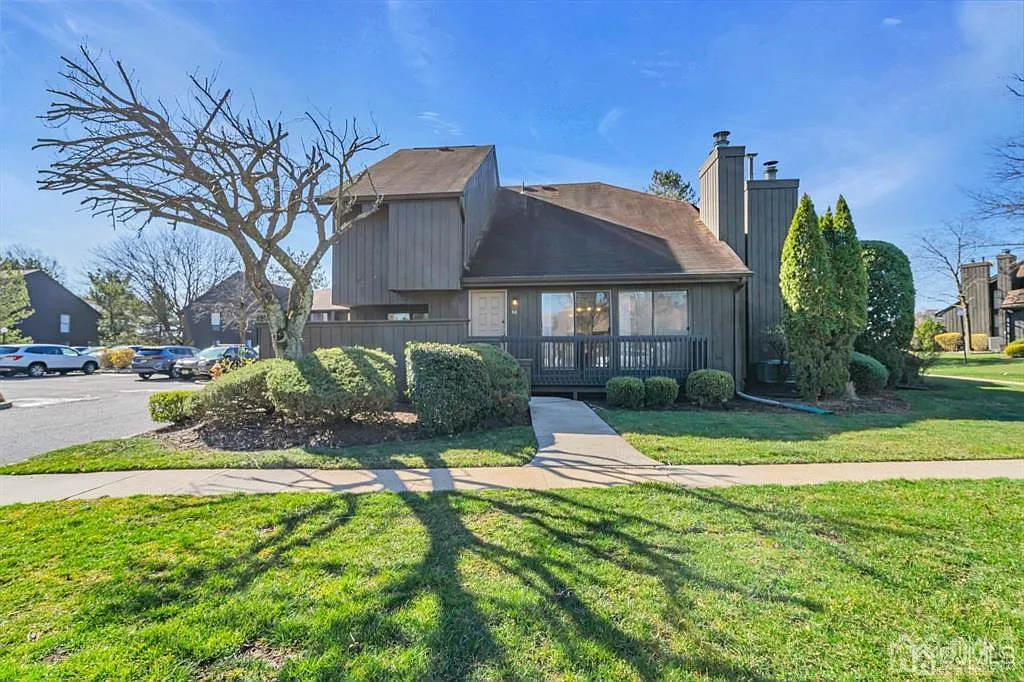 66 Westgate Dr N photo 1