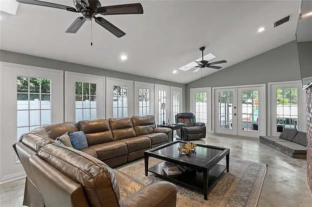 11212 Carrollwood Dr — Photo 40