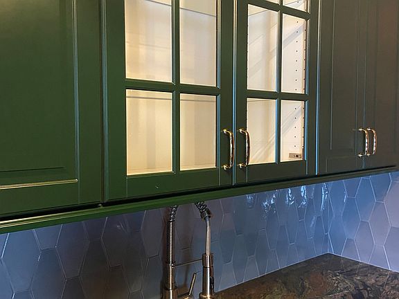 Kitchen sink w/glass door shelves above