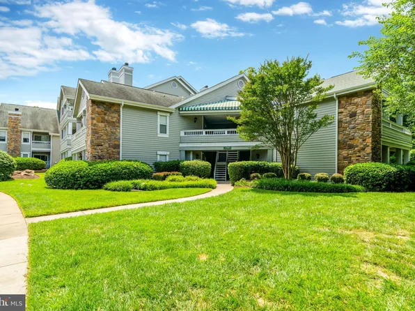 13089 Autumn Woods Way APT 202, Fairfax, VA 22033