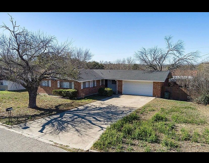 1st image of 207 Fox Dr