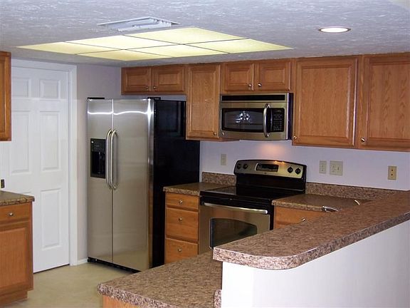 New Kitchen w/ Stainless Steel Appliances