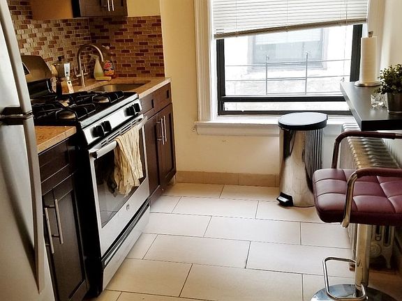 5th image of 2263 43rd St APT 3R