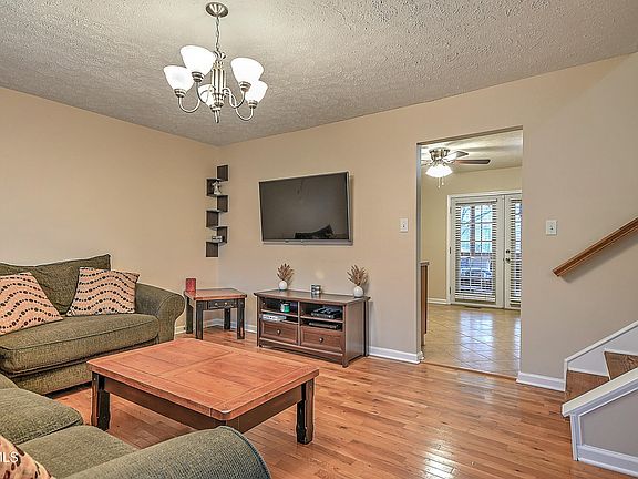 4th image of 220 Eastwood Dr