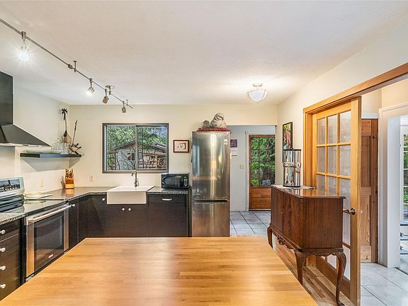 4th image of 885 Horseshoe Rd