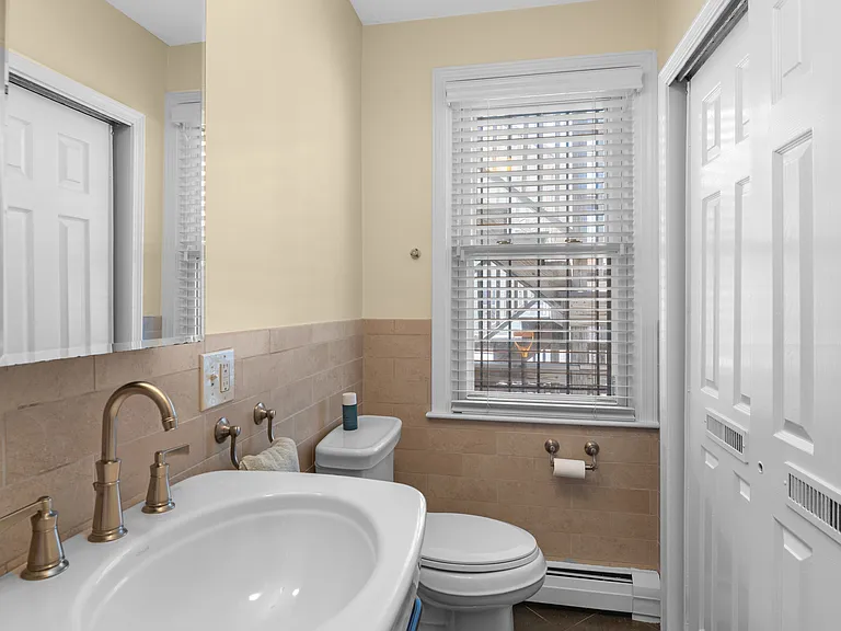 139 W 6th St #1 — Photo 14