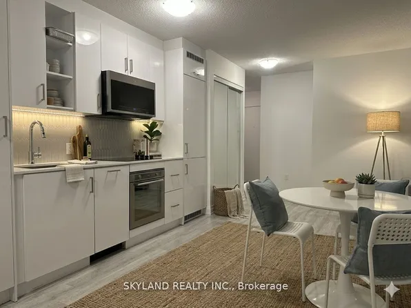 251 Manitoba St #205, Toronto, ON M8Y 0C7