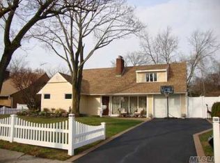 339 Smith St, Merrick, NY 11566