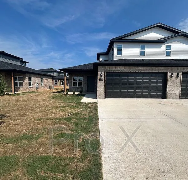 623 Cosmos St — Photo 2