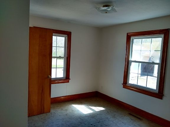 5th image of 210 Miller Ave