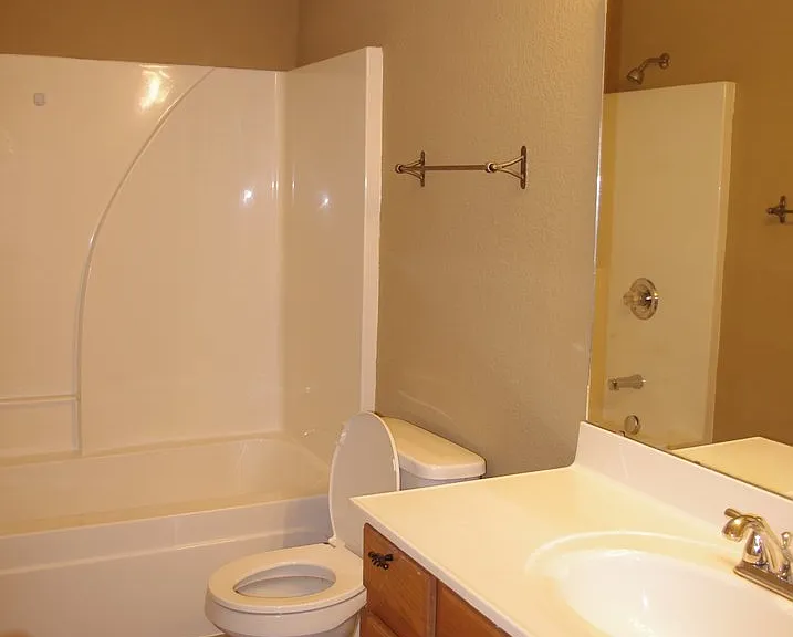 905 Hampton Ct — Photo 12