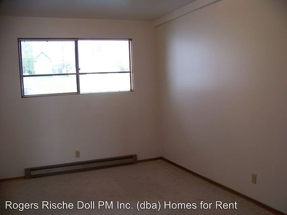 3rd image of 1031 SE Maylor St APT 204