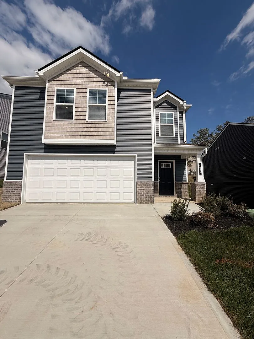 Modern 3-Bedroom Home with Fenced Backyard & 2-Car Garage — Photo 1