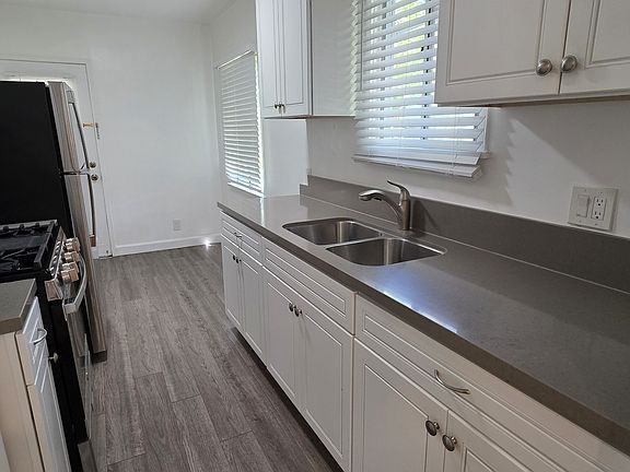 4th image of 2711 W Clark Ave #A