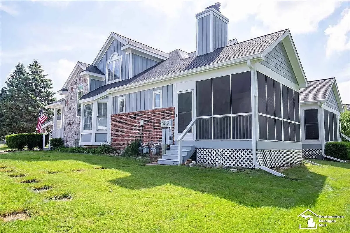 Building Photo - 304 Meadowlands Ct #304