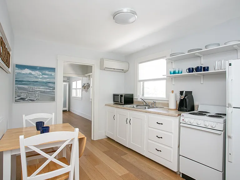 109B Aquidneck Ave — Photo 9
