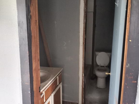 5th image of 509-511 W 7th St