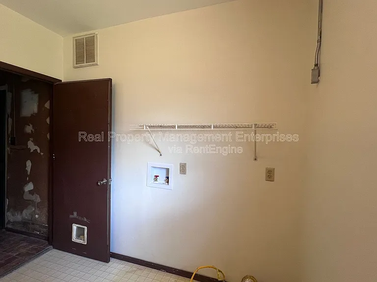 204 Wolf Ln — Photo 27