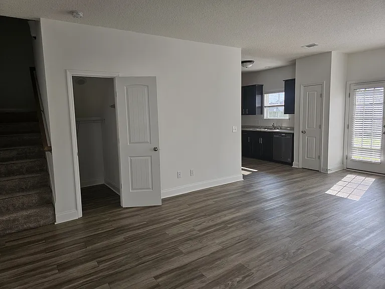 100 Cohen Dr — Photo 5