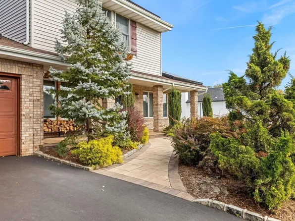 15 Branding Iron Lane, Glen Cove, NY 11542