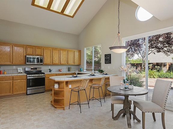 5th image of 985 Sunnyside Ln