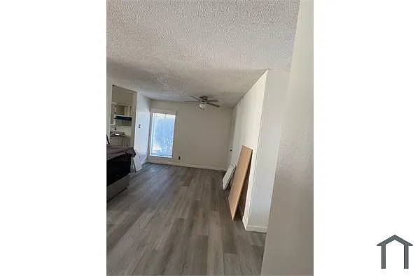 Building Photo - 5112 N West Ave #102
