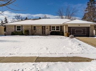 926 Stratford Ave, Rockford, IL 61107