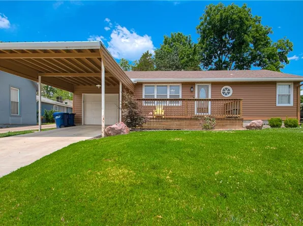 304 2nd St, Smithville, MO 64089